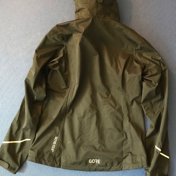 GORE R3 Women’s GORE-TEX Active Windbreaker - Picture 3 of 8